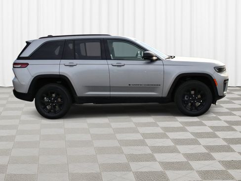 New 2026 Jeep Grand Cherokee Altitude AWD/4WD image 32