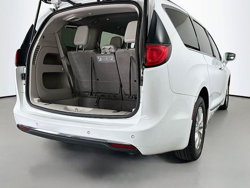Used 2017 Chrysler Pacifica Touring-L FWD image 25