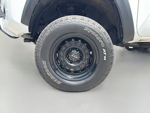 Used 2018 Toyota Tacoma TRD Off-Road AWD/4WD image 32