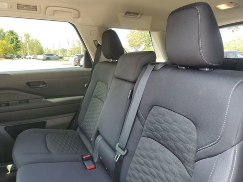 Used 2024 Nissan Pathfinder SV image 28