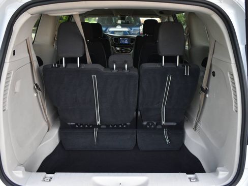 Used 2022 Chrysler Voyager LX FWD image 11