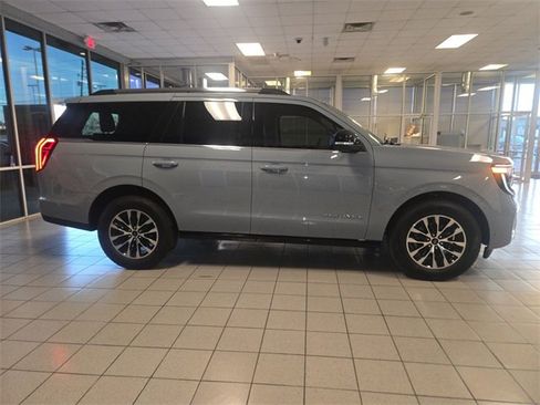 Used 2025 Ford Expedition Platinum image 9
