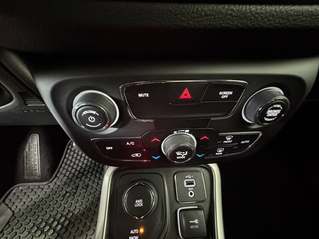 Used 2019 Jeep Compass Latitude w/ Popular Equipment Group AWD/4WD image 3
