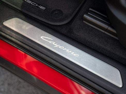 Certified 2025 Porsche Cayenne E-Hybrid AWD/4WD image 12