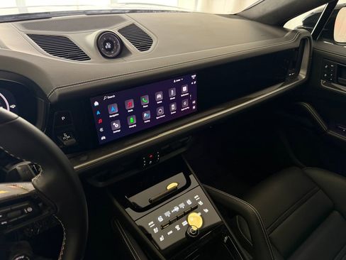 Certified 2025 Porsche Cayenne Turbo AWD/4WD image 18