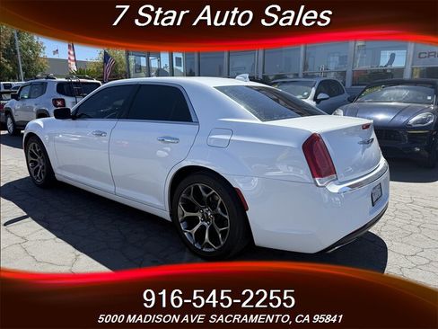 Used 2017 Chrysler 300 C image 4