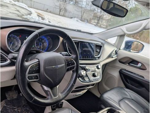 Used 2018 Chrysler Pacifica Touring-L Plus image 21