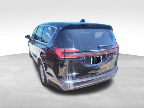 Used 2024 Chrysler Pacifica Touring-L FWD image 3