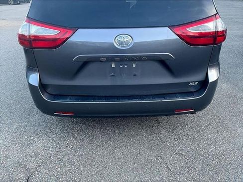 Used 2019 Toyota Sienna XLE image 7