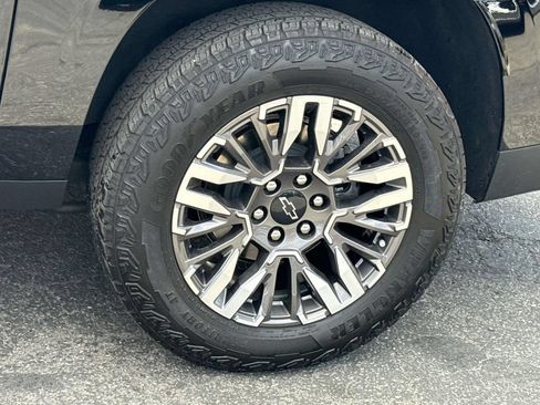 Used 2025 Chevrolet Suburban Z71 AWD/4WD image 32