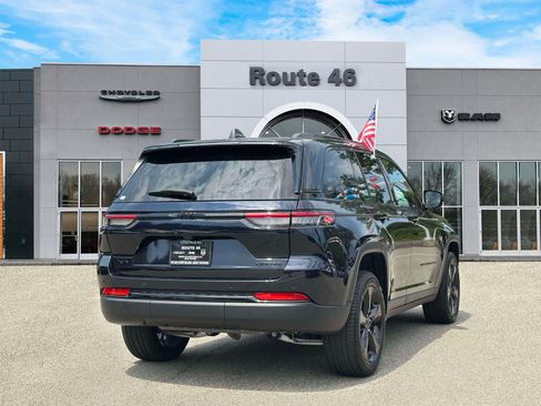 Used 2024 Jeep Grand Cherokee Limited w/ Black Appearance Package AWD/4WD image 5