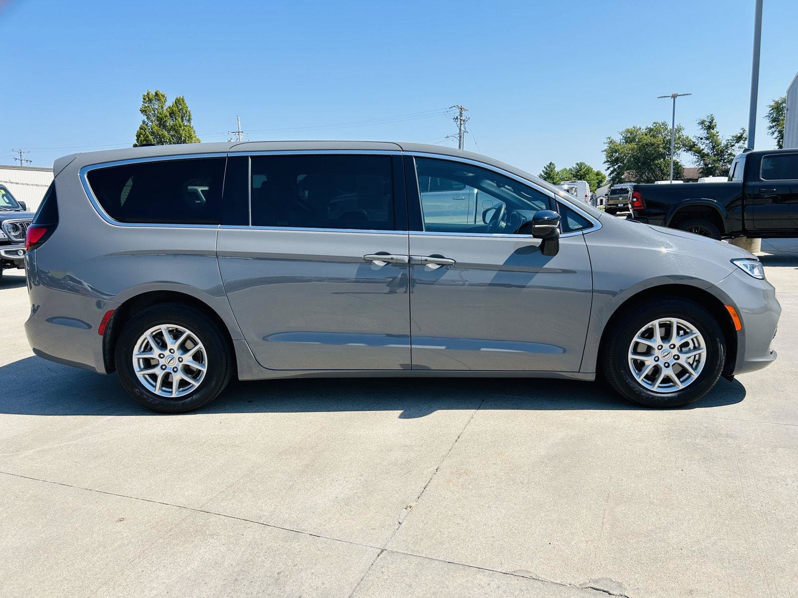 Used 2025 Chrysler Pacifica Select FWD image 40