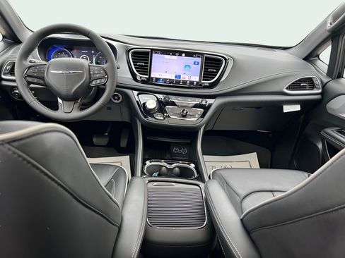 Used 2025 Chrysler Pacifica Limited image 13