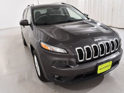 Used 2017 Jeep Cherokee Latitude AWD/4WD image 4