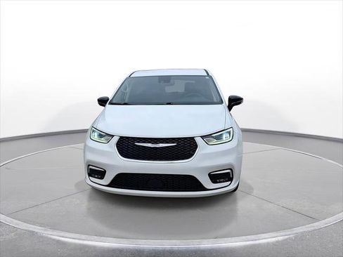 Used 2024 Chrysler Pacifica Touring-L image 3