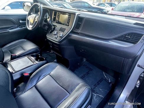 Used 2018 Toyota Sienna SE Premium image 24