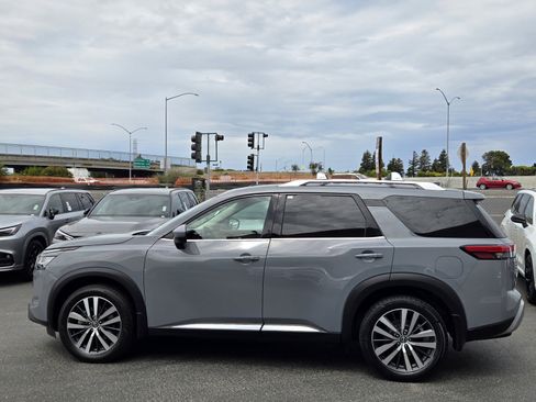 Used 2022 Nissan Pathfinder Platinum w/ Cargo Package AWD/4WD image 7