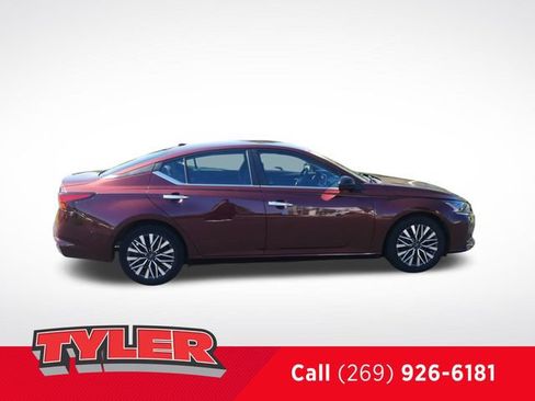 Used 2024 Nissan Altima 2.5 SV FWD image 9