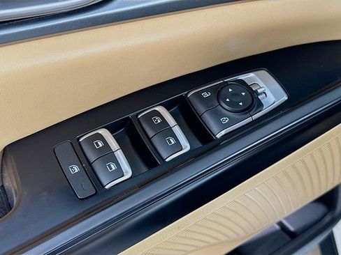 Used 2023 Kia Carnival LX image 19