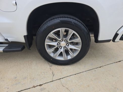 Used 2022 Chevrolet Silverado 1500 High Country w/ Technology Package image 13