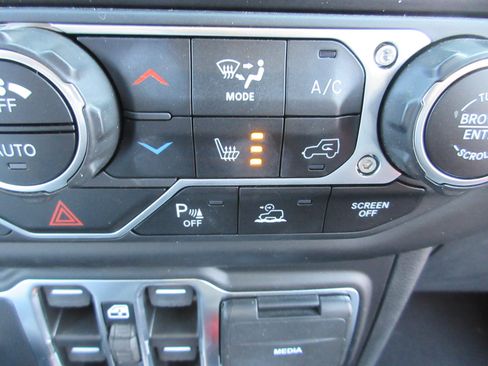 Used 2021 Jeep Wrangler Unlimited Sahara w/ Cold Weather Group image 27