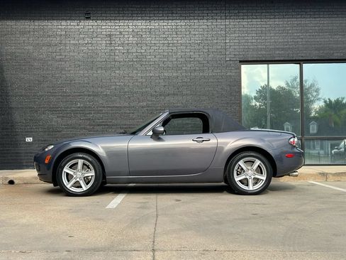 Used 2006 MAZDA MX-5 Miata Touring RWD image 7