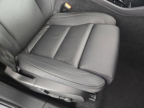 Used 2024 Volvo XC40 B5 Ultimate w/ Climate Package image 18