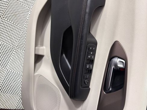 Used 2019 Chrysler Pacifica Touring-L FWD image 10