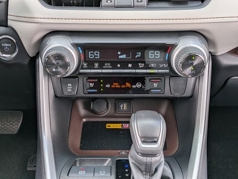 Used 2025 Toyota RAV4 Limited w/ Advanced Technology Package image 31