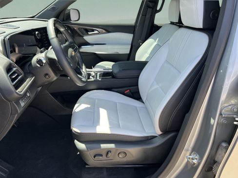 Used 2025 Chevrolet Traverse High Country w/ LPO, Floor Liner Package AWD/4WD image 9