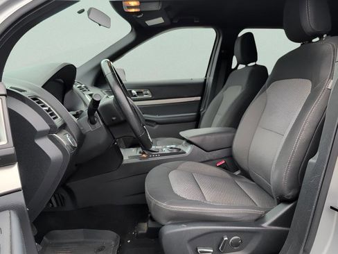 Used 2018 Ford Explorer XLT image 26