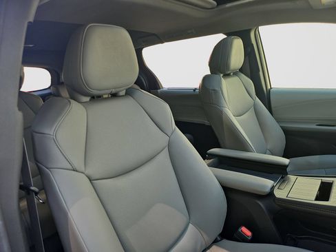 Used 2025 Toyota Sienna XLE FWD image 18