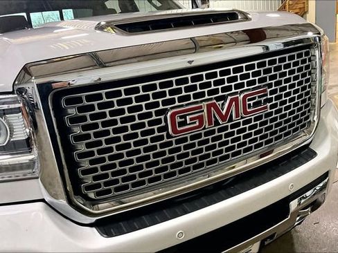 Used 2017 GMC Sierra 2500 Denali w/ Duramax Plus Package AWD/4WD image 11