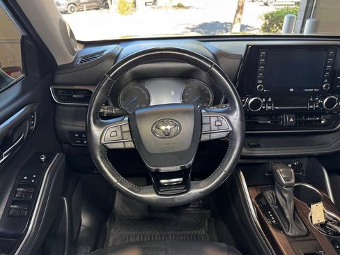 Used 2021 Toyota Highlander Limited AWD/4WD image 19