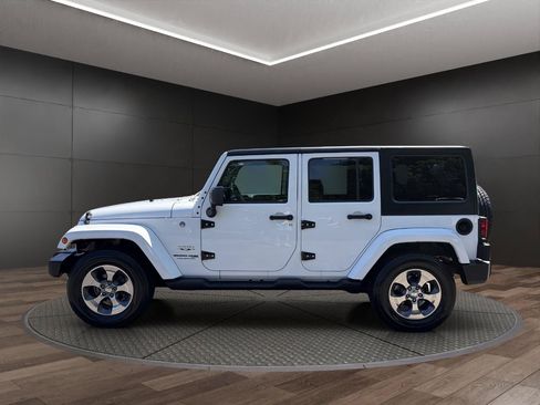 Used 2018 Jeep Wrangler Unlimited Sahara AWD/4WD image 5