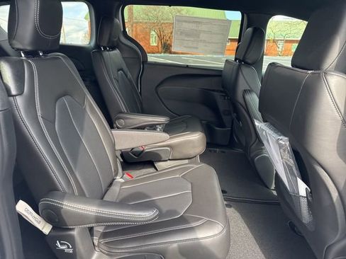 New 2026 Chrysler Pacifica Select image 11