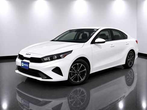 Used 2023 Kia Forte LXS w/ LXS Technology Package FWD image 1