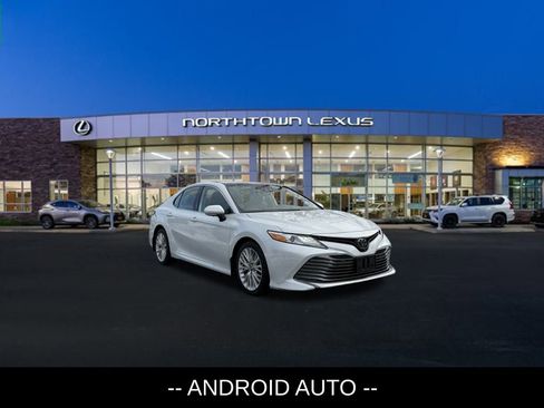 Used 2020 Toyota Camry XLE image 3