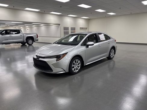 Used 2020 Toyota Corolla LE image 3