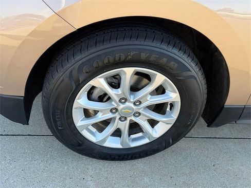 Used 2019 Chevrolet Equinox LT w/ Driver Convenience Package image 10