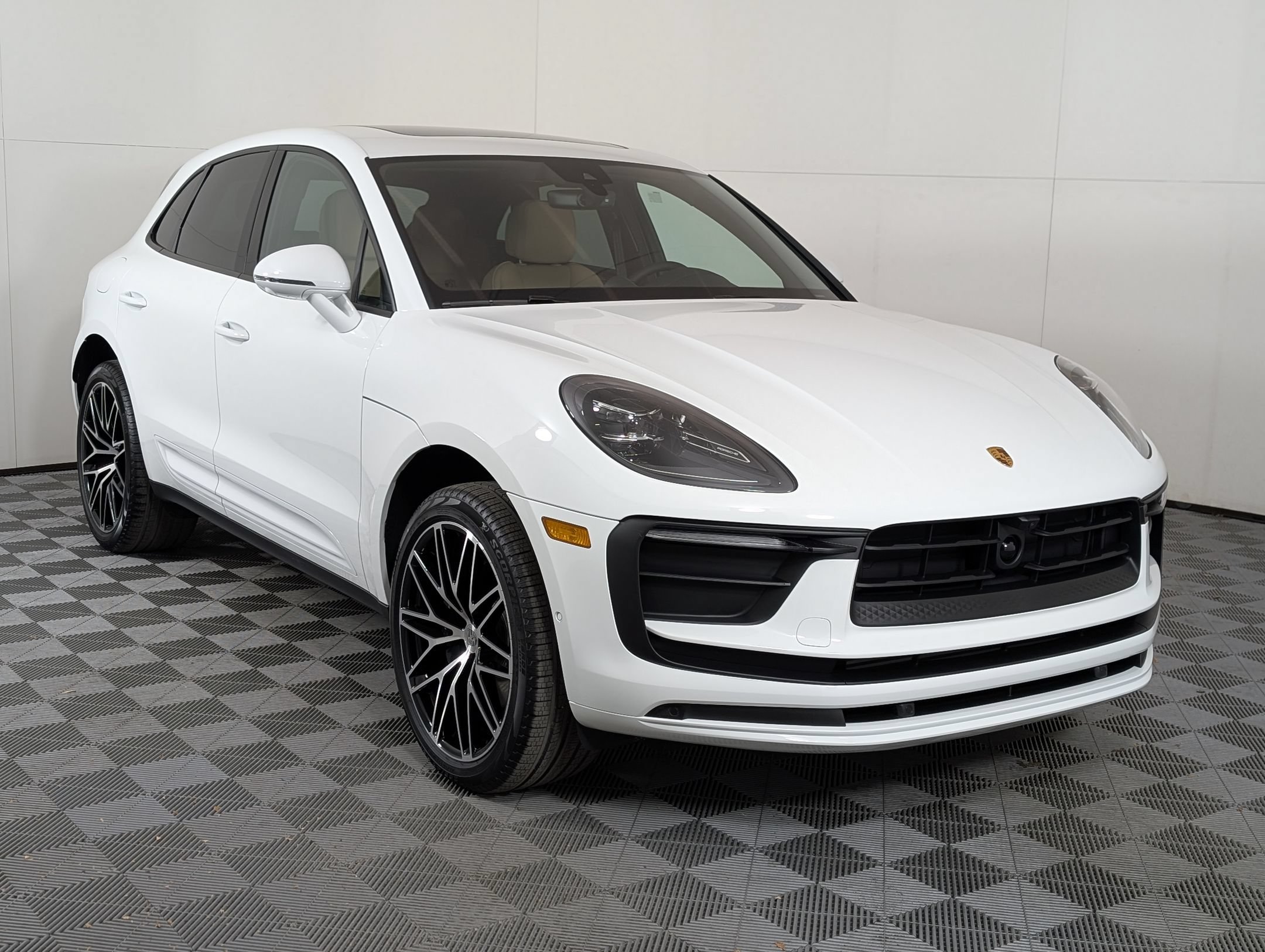 Certified 2026 Porsche Macan AWD/4WD image 8