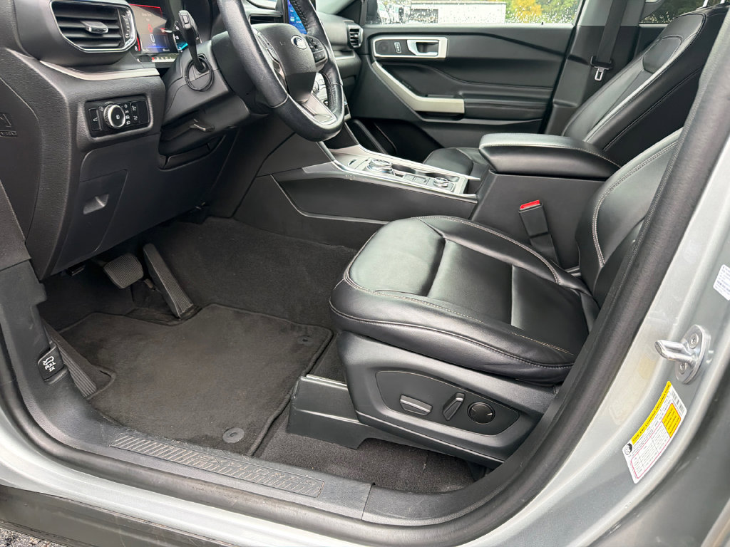 Used 2023 Ford Explorer XLT w/ Equipment Group 202A AWD/4WD image 9