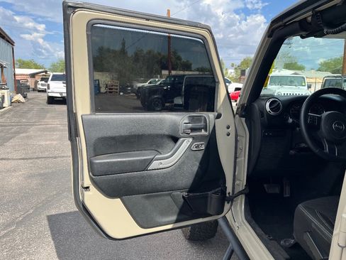 Used 2017 Jeep Wrangler Unlimited Rubicon w/ Connectivity Group AWD/4WD image 12
