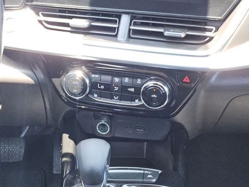Used 2025 Chevrolet Trax LT w/ LT Convenience Package FWD image 21