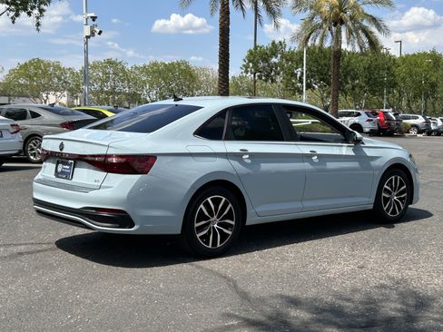 Used 2025 Volkswagen Jetta SE FWD image 4