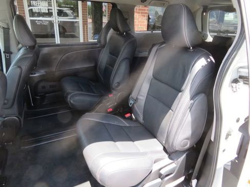 Used 2017 Toyota Sienna SE image 18