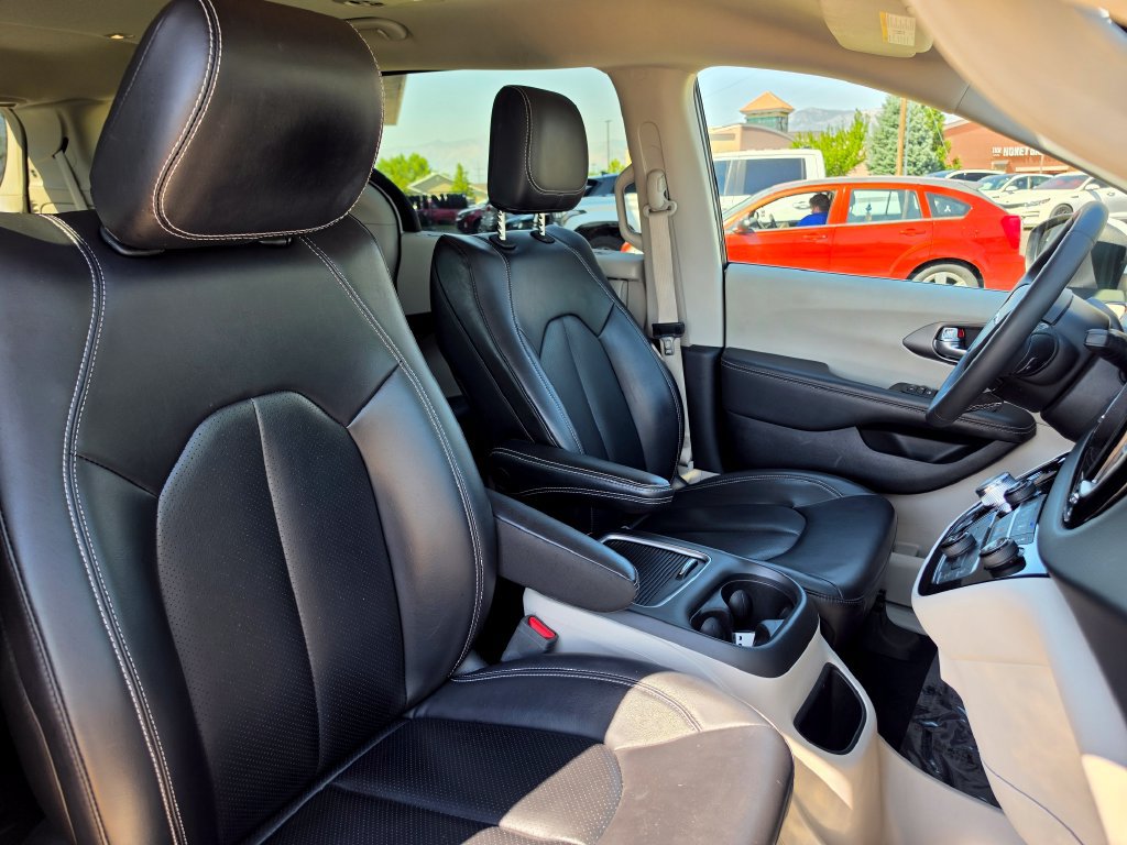 Used 2023 Chrysler Pacifica Touring-L FWD image 19
