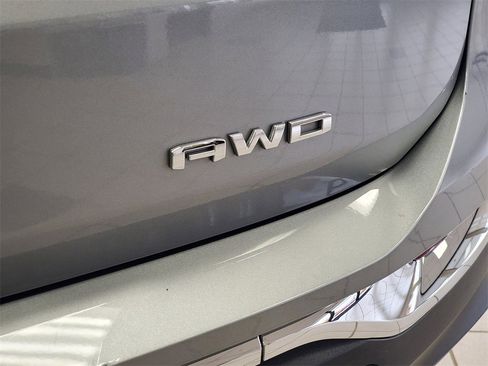 Used 2024 GMC Terrain SLT image 32