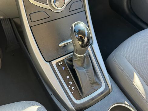 Used 2014 Hyundai Elantra SE image 29