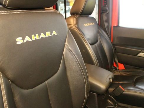 Used 2015 Jeep Wrangler Unlimited Sahara w/ Dual Top Group AWD/4WD image 10